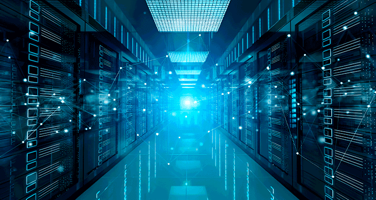 Um corredor com fileiras de servidores em um data center