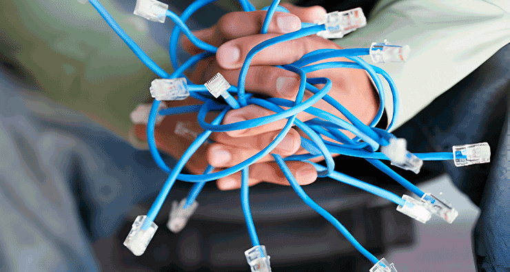 Um homem segurando um monte de fios azuis de internet