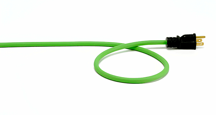 Um cabo de extensão verde com plugue preto