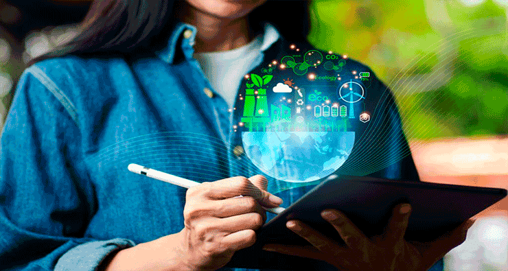 Mulher escrevendo ao tablet, com a representação de metade do planeta terra em baixo e ícones de sustentabilidade ambiental em cima