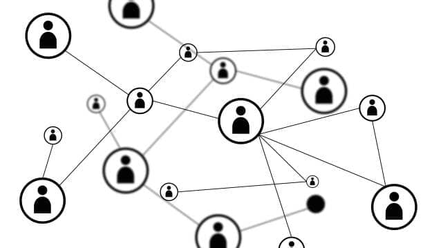 Um organograma com pessoas em ícones interligadas entre si
