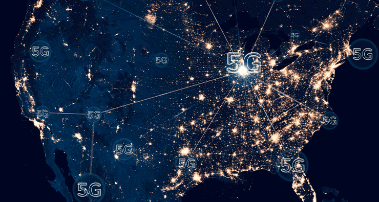 Um mapa dos Estados Unidos à noite com simbolo do 5G brilhando