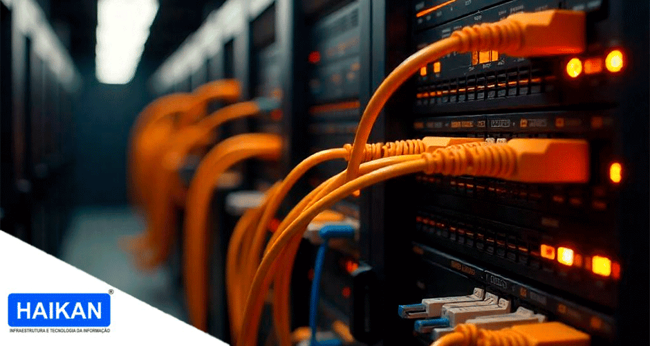 Servidores em data center com cabos de rede laranja conectados e luzes de status acesas