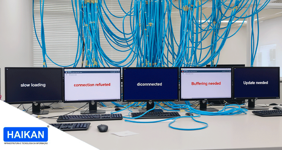 Monitores com erros de rede exibem falhas como "slow loading" e "connection refuted", com cabos soltos visíveis ao fundo