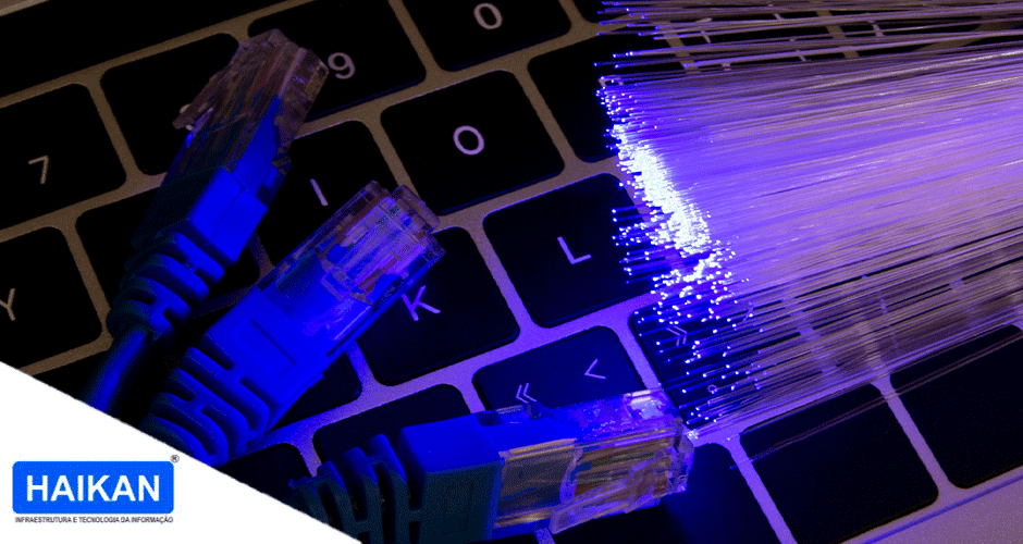 Cabos de rede e fibra óptica sobre teclado de notebook