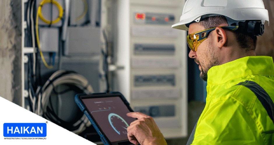 Profissional testando a qualidade e velocidade da rede em painel de cabeamento estruturado com tablet.