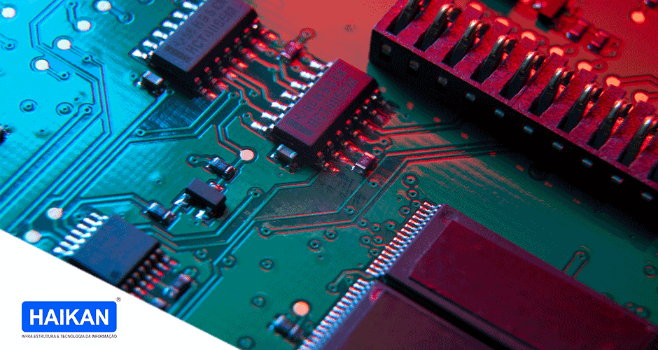 Um close de uma placa de circuito com muitos componentes eletrônicos