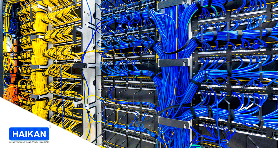 Uma sala de servidores cheia de fios amarelos e azuis