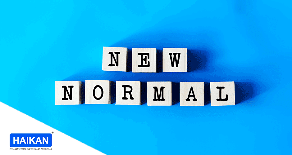 A palavra novo normal escrita com cubos em um fundo azul